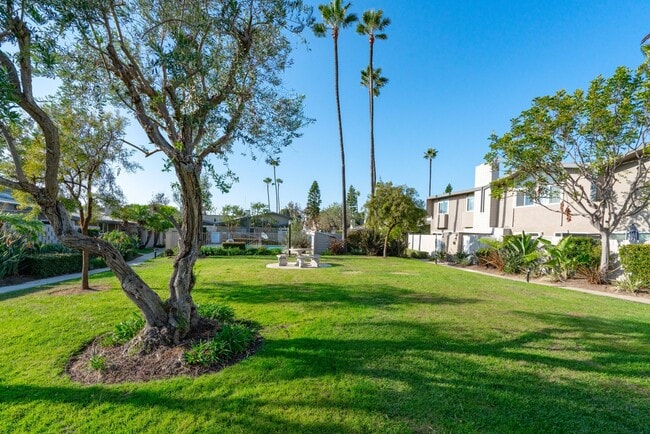 Building Photo - Beautifully Remodeled Tri-Level Condo With...
