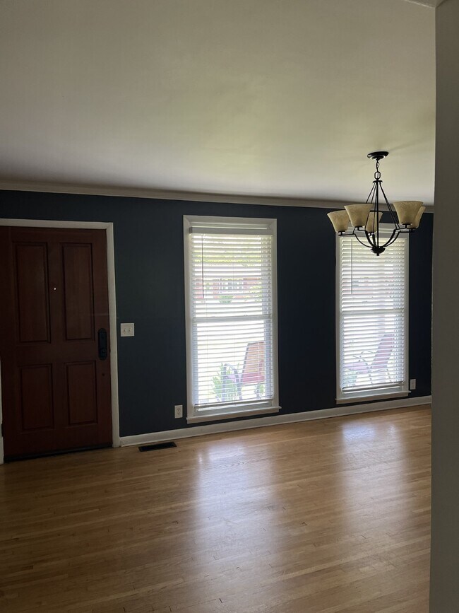 Building Photo - "Charming 3-Bed Home at 2024 Forrest Green...