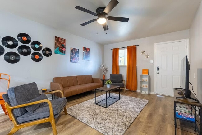 Building Photo - 6302 Manor Rd