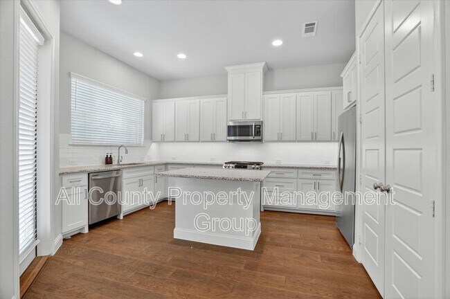 Building Photo - 6330 Oakbend Cir