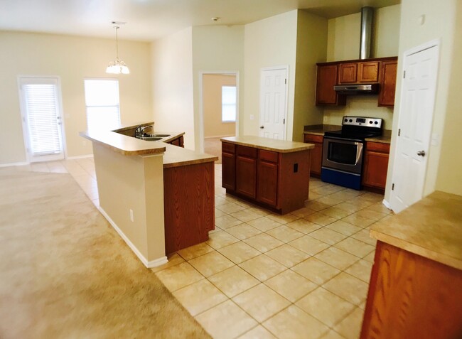 Foto del edificio - Large 3BD 2BA Home with Bonus Room in Yukon!!