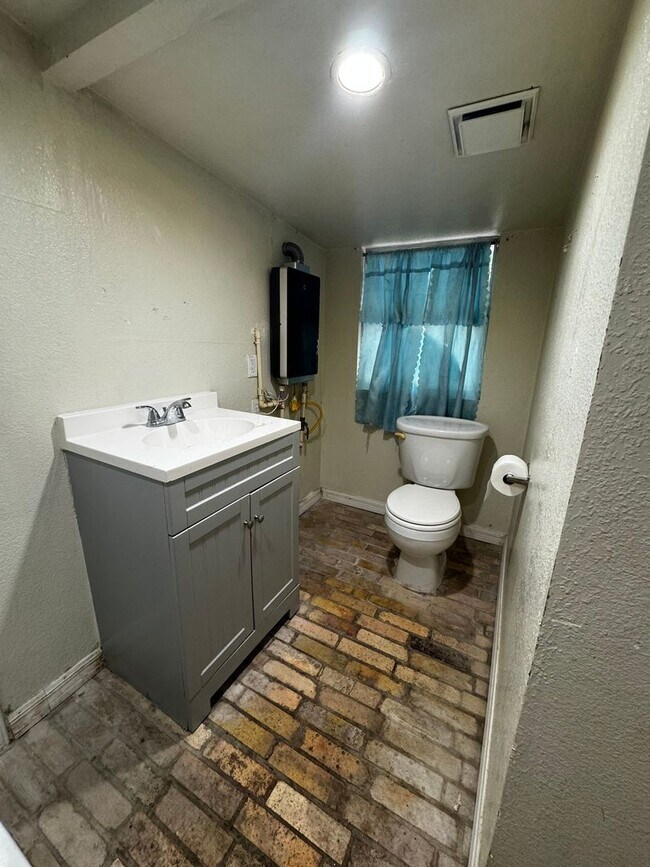 Building Photo - 2 Bedroom Single Family Home in Gainesville