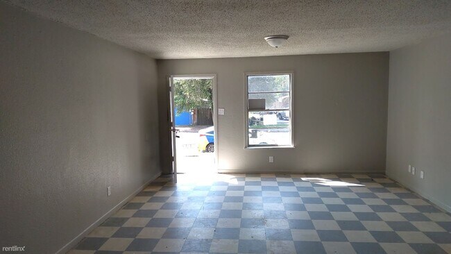 Building Photo - 3 br, 1 bath House - 602 East 2nd Street