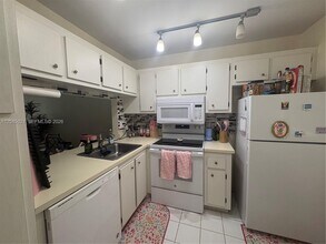 Building Photo - 9340 Lagoon Pl