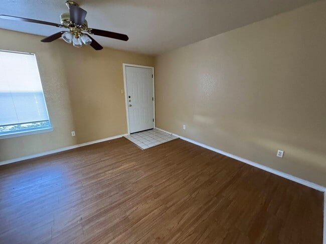 Foto del edificio - 1709 Cedarhill Dr