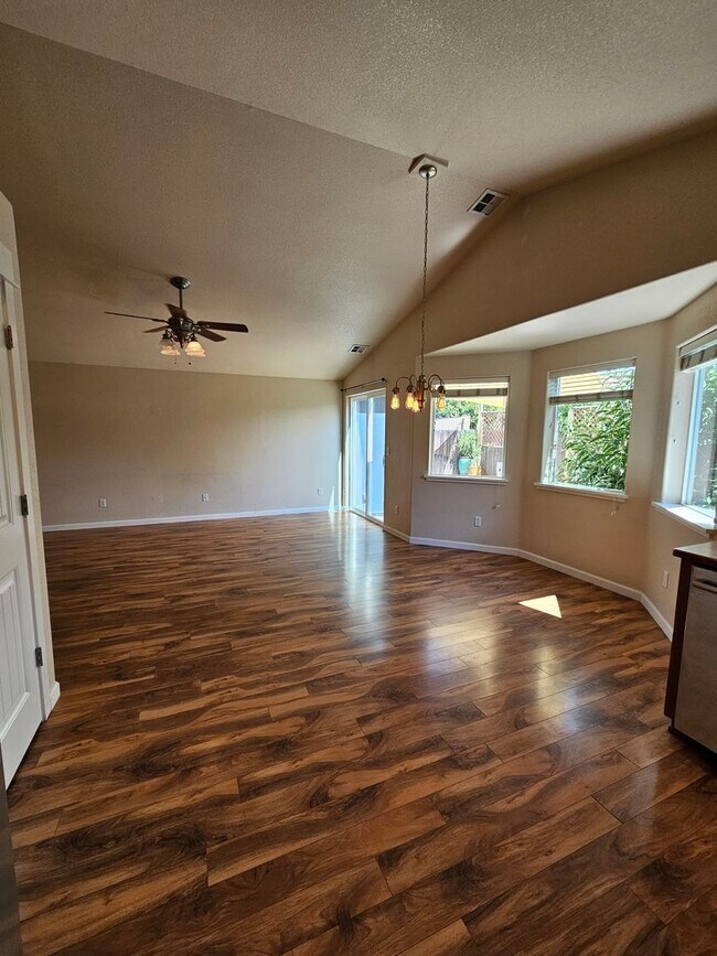Foto del edificio - Beautiful Home near Schools and a Large Park!