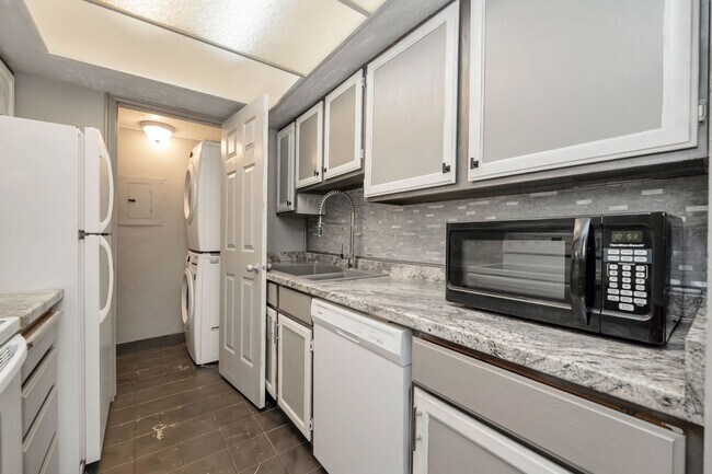 Foto del edificio - Great Location - Leafy Sandy Condo