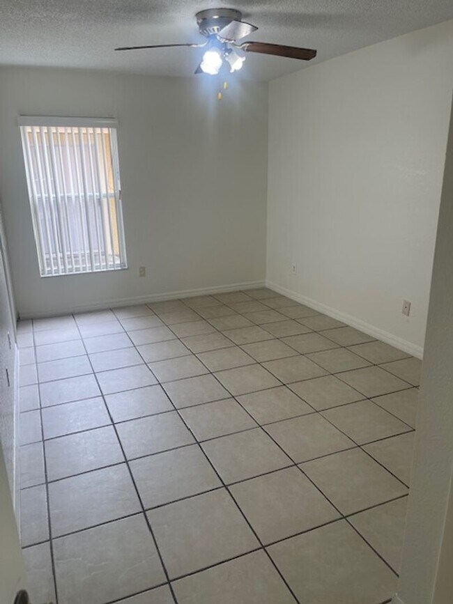 Foto del edificio - 1515 S Oleander Ave