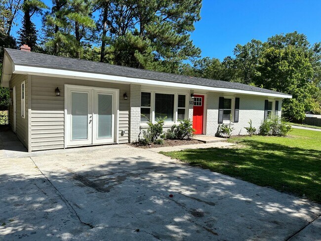 Building Photo - Charming 3 Bed 1 Bath minutes from Downtow...