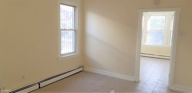 Foto del edificio - 3 br, 1 bath  - 97 Montgomery Ave # 1