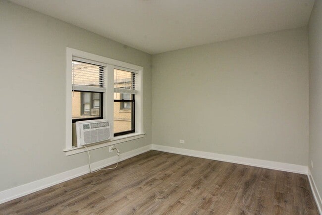 Building Photo - 722 W Brompton