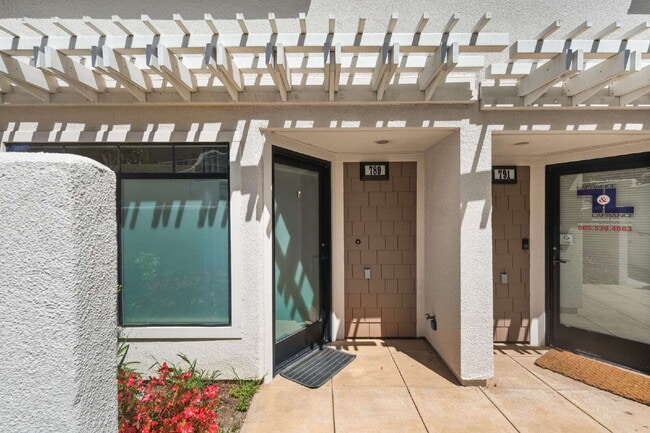 Building Photo - Enjoy the Live/Workspace Life Style Close ...