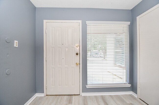 Foto del edificio - 12015 Osage Park Dr