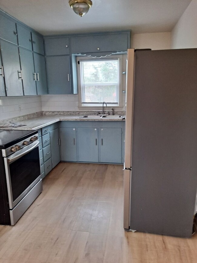 Building Photo - 949-4 Pendragon 426-426 1/2 Polk Street