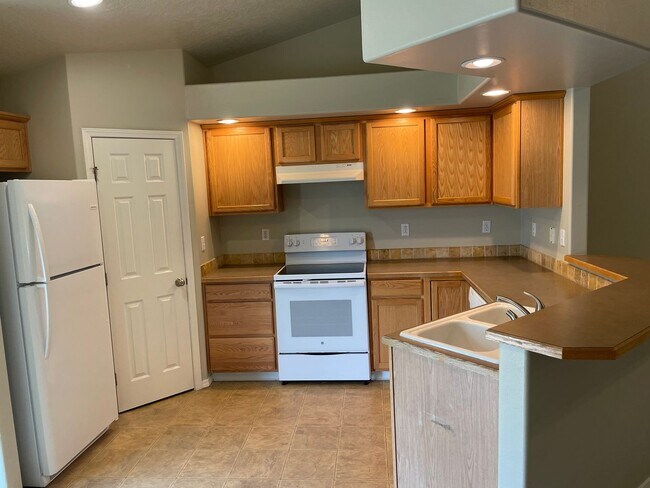 Building Photo - 4 Bed Meridian Home w/ 3 Car Garage & over...