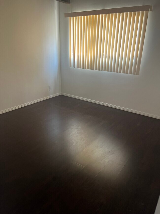Foto del edificio - 12940 Burbank Blvd