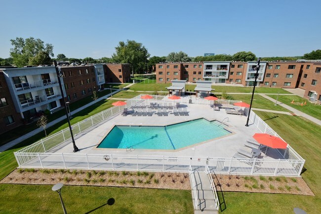 Foto del edificio - Shelard Village Apartments
