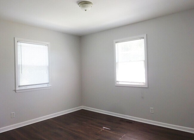 Foto del edificio - Lake Front Adorable Home!