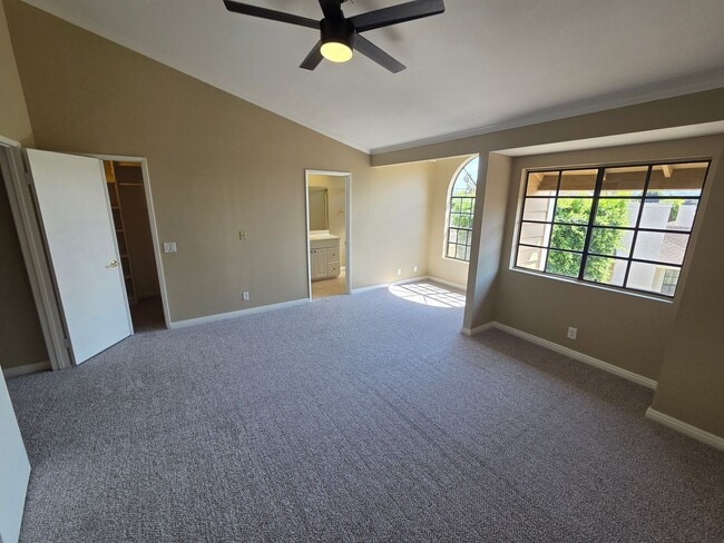 Building Photo - Large 3 Bedroom 2 Bath Townhouse