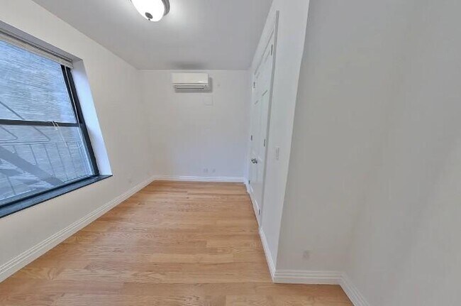 Building Photo - 3 bedroom in New York NY 10019