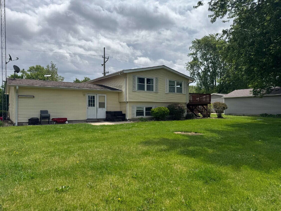 Building Photo - 3 bedrooms, 2 bathrooms, and a 2-car garage.