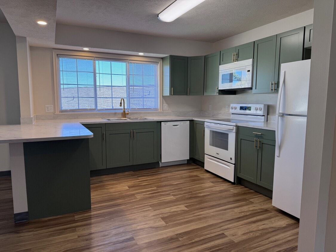 Primary Photo - Pacific Gardens Apartments