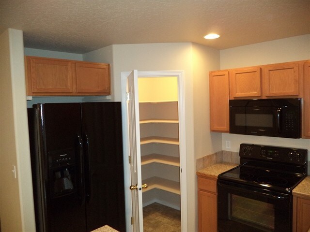 Building Photo - 447 Arrowhead Drive