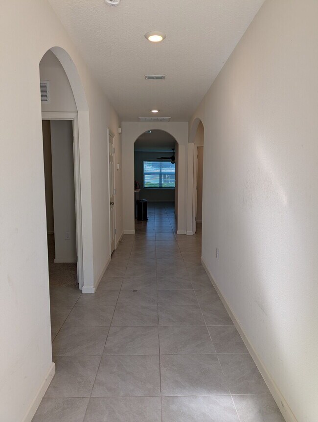 Foto del edificio - Modern 4-Bedroom Home with Large Backyard ...