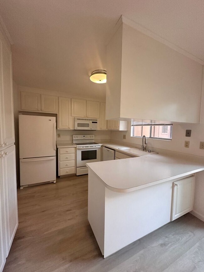 Foto del edificio - Unit with updated flooring!
