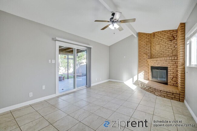 Foto del edificio - 16422 McRae Ave