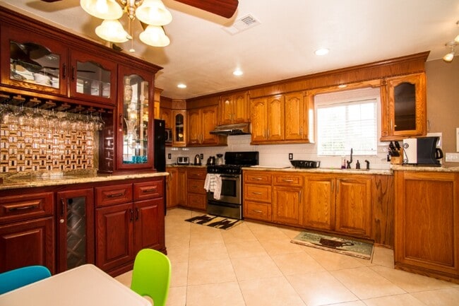 Building Photo - 11252 S Euclid St