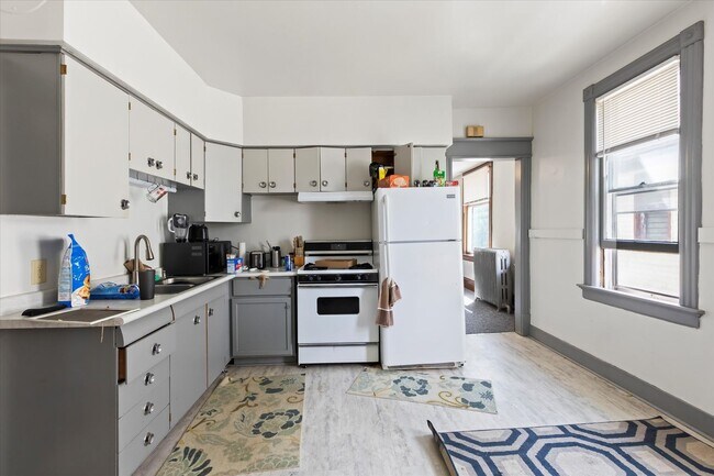 Foto del edificio - Frederick Upper Flat with 2 bathrooms!