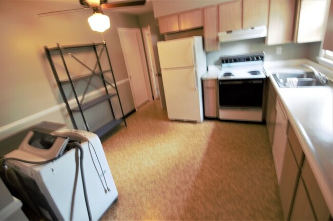 Building Photo - 280 Stonehenge Dr #103