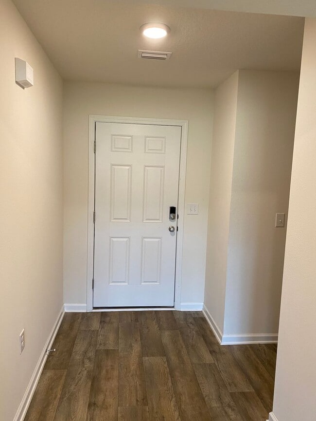 Building Photo - Elegant 4/2 Ready for Summer