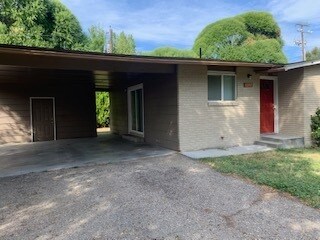 Primary Photo - 2 bed 1 bath spacious duplex off State St.