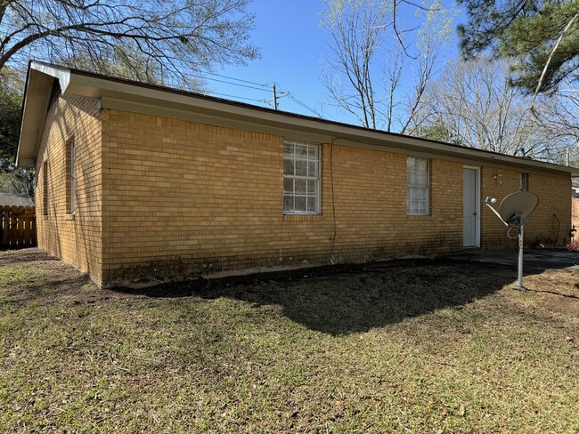 Rear corner view Exterior - 1606 Robb St