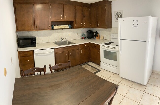 Kitchen - 1001 Oak Ridge Ave