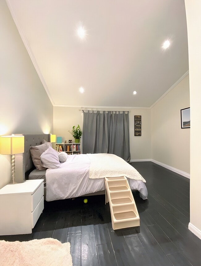 Building Photo - 620 W Hyde Park Blvd