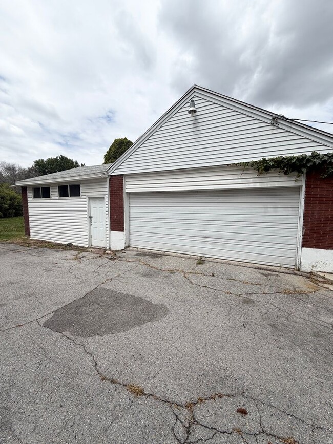 Building Photo - Ideally Located in the Heart of Murray
