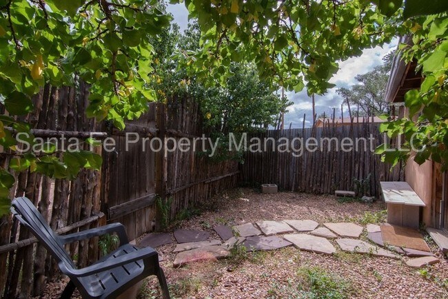 Building Photo - Downtown 1 bedroom loft in a private compound