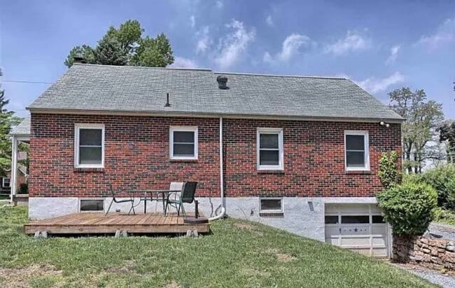 Building Photo - 3 Bedroom Home