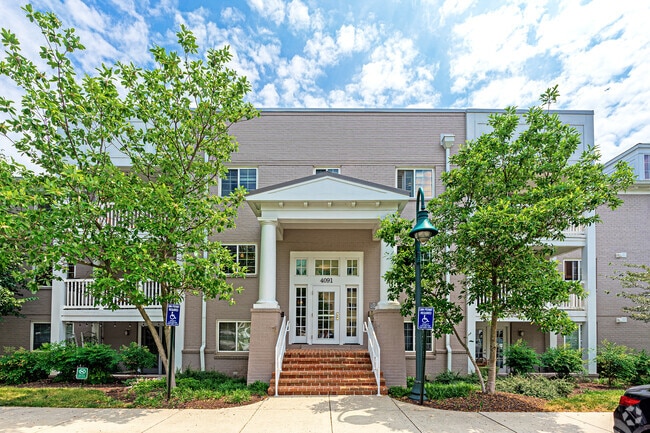 Building Photo - 4091 S Four Mile Run Dr