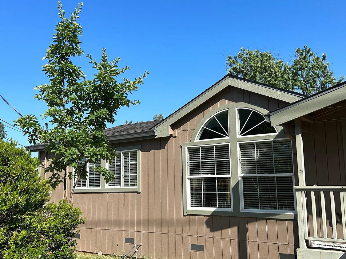Foto principal - Modern Auburn Retreat—Fully Renovated 3BR ...