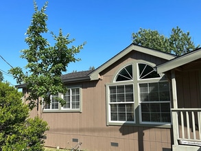 Building Photo - 1695 Lilac Ln