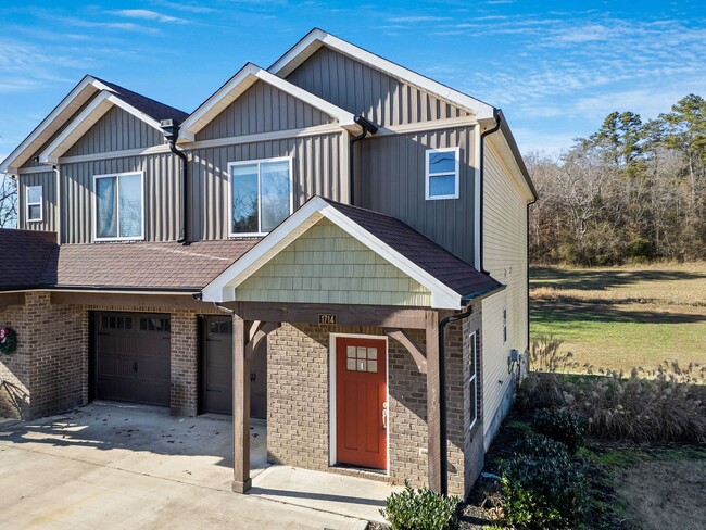 Foto del edificio - 3 Bedroom w/ Garage Townhome