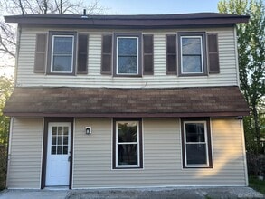 Building Photo - 42 Maple St