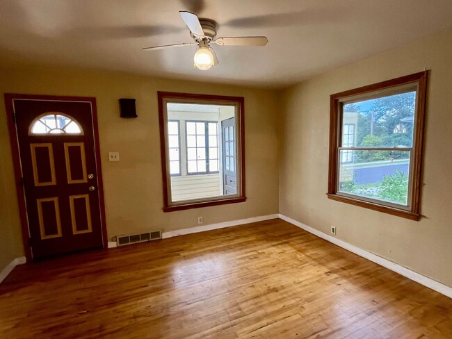 Building Photo - 3 Bed 1 Bath Single Family Home in Rhinela...