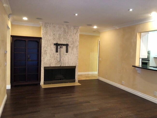 SALA DE ESTAR VISTA ESTE - 2324 S Beverly Glen Blvd