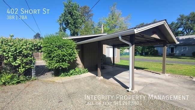 Building Photo - 402 Short St