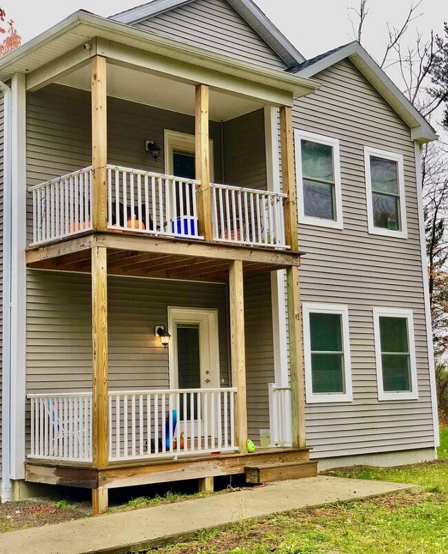 ¡Balcón privado! - 425 Troy Rd
